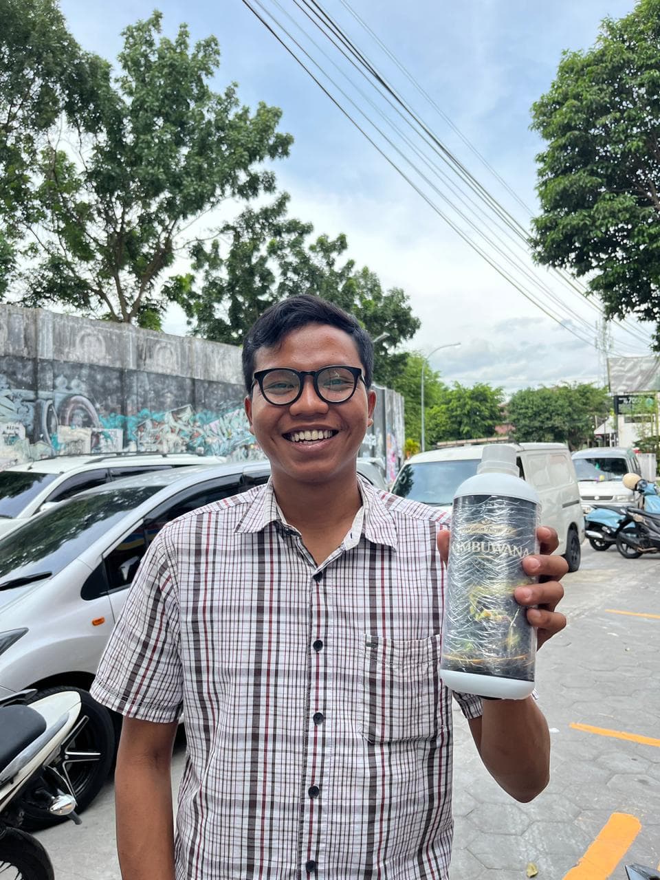 Perbandingan produk bioaktivator konvensional dan Mambuwana untuk pengurai bau kandang